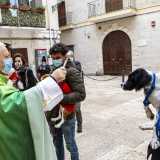 I tre animali, in braccio ai loro padroni, vengono disposti in fila davanti al prete che benedice ognuno di loro per due volte, prima di fare il segno della croce e tornare in chiesa